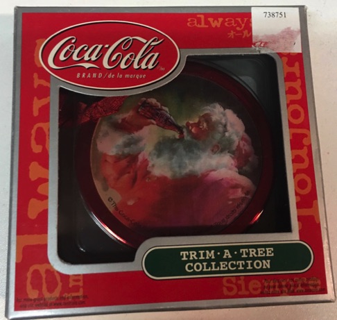 04509a-1 € 4,00 coca cola ornament dop 3D afb kerstman drinkend aan fles.jpeg
